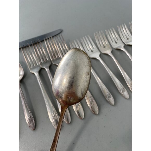 1946 Tudor Plate Oneida Queen Bess II Silverware 16 Piece Set Floral Vintage - Picture 7 of 10